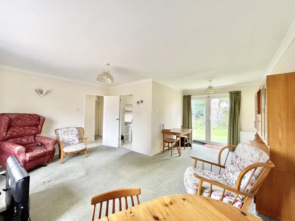 Lot: 33 - BUNGALOW FOR IMPROVEMENT IN ATTRACTIVE LOCATION - Living/dining room from alternative angle